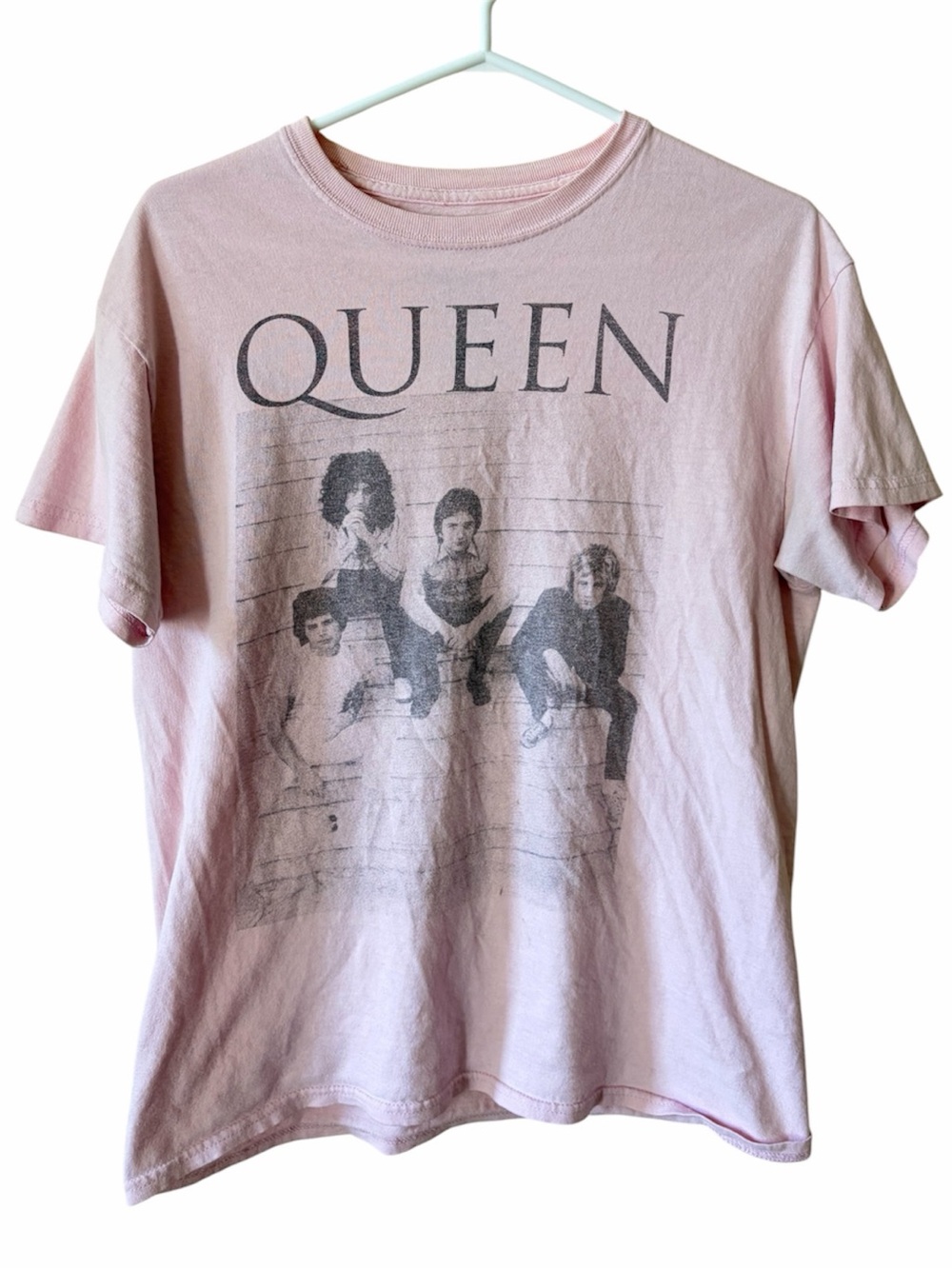 Queen Band Tee Pink Graphic T-Shirt Rock Concert Faded Tee Wash Short Sleeve